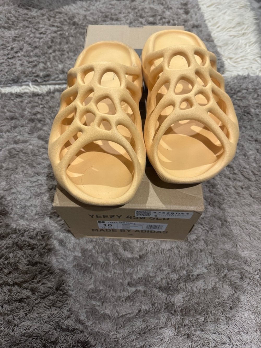 Yeezy Foam Runners in Pale Yellow